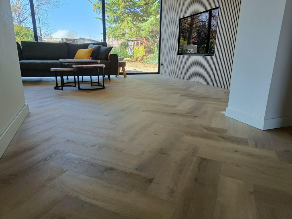 Visgraat PVC vloer in een woonkamer