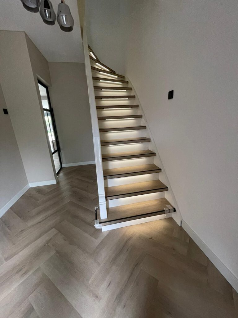 Trapverlichting en visgraat PVC vloer