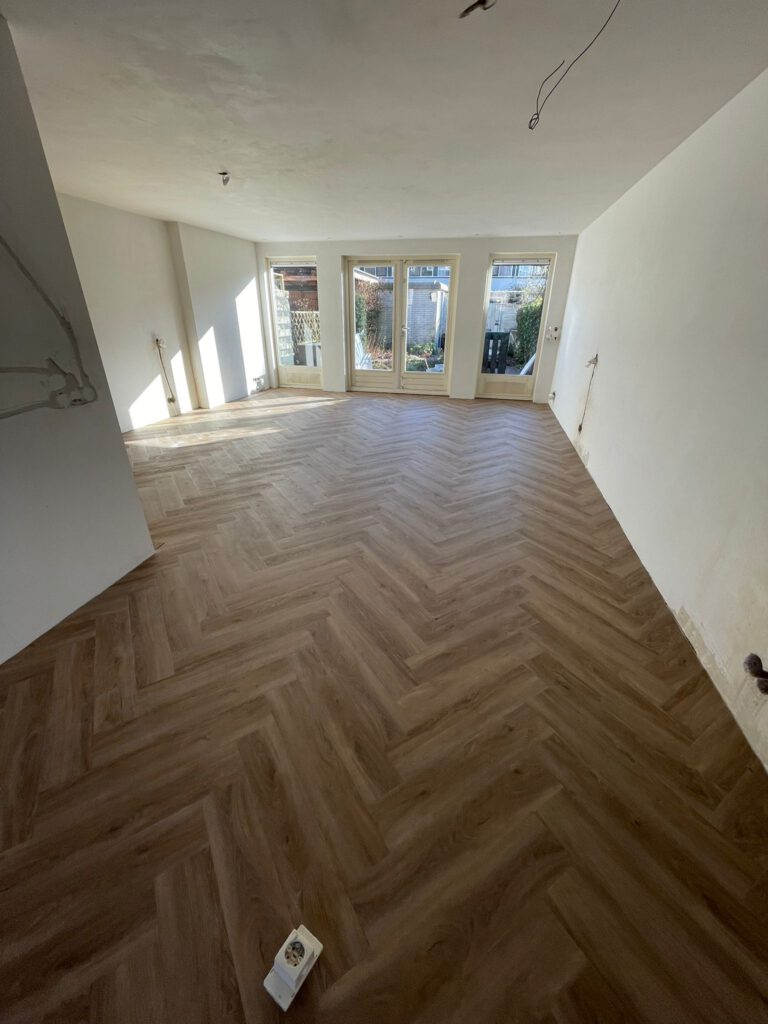Visgraat PVC vloer in de woonkamer