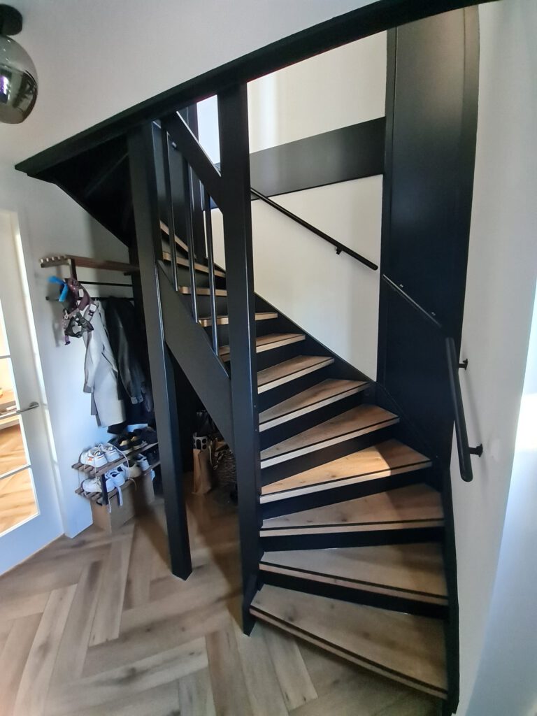 Zwarte open trap met PVC treden